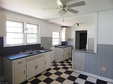 1304 Forrest St, High Point, NC 27262 - photo 5