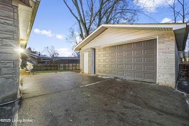 10219 Beau Brummell Dr, Fairdale, KY 40118 - photo 4