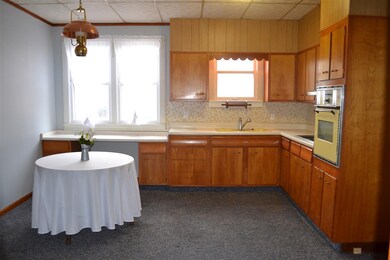 Eat-in kitchen with lots of counter space.