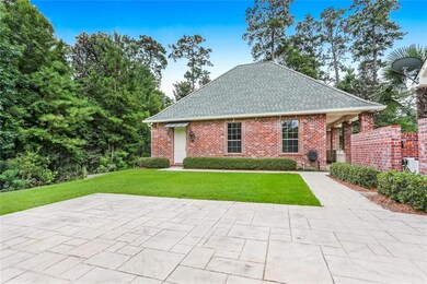 Separate pool/guest house not included in living s