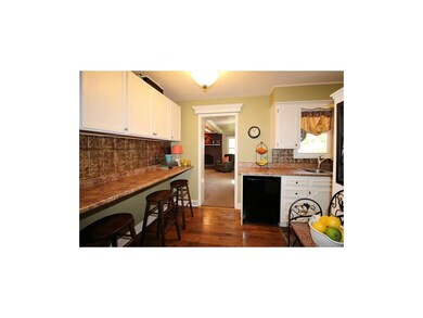 Eat-in counter for dining or preparation