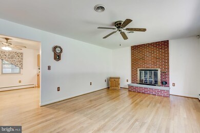 913 Dixon Ave, Sykesville, MD 21784 - photo 6