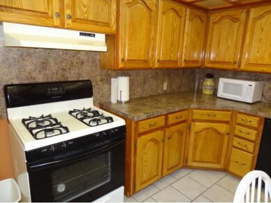 Beautiful kitchen w/appls.
