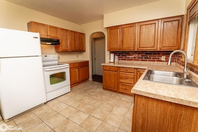 1411 S Center St, Marshalltown, IA 50158 - photo 2