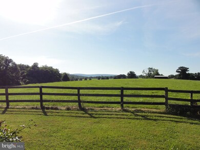 18364 Silcott Springs Rd, Purcellville, VA 20132 - photo 2