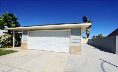 Large driveway and extra parking area on the side