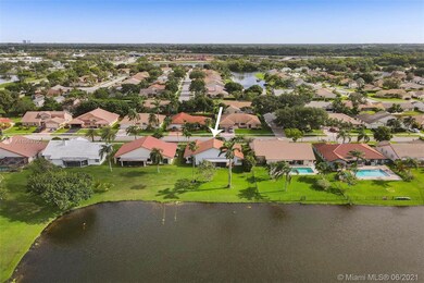 9850 N Oak Knoll Cir, Davie, FL 33324 - photo 4