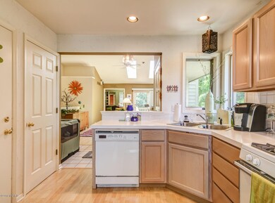 1920 Cross Bend St NE unit 45, Grand Rapids, MI 49505 - photo 4