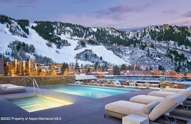 RLN Rooftop Pool Winter