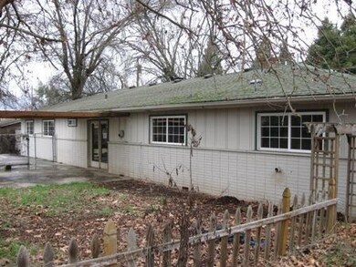 537 N 5th St, Central Point, OR 97502 - photo 2