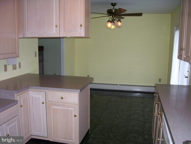 1099 Edgewood Dr, Pottstown, PA 19464 - photo 7