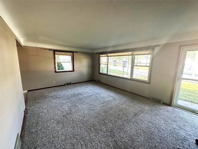 415 35th St SE, Cedar Rapids, IA 52403 - photo 2