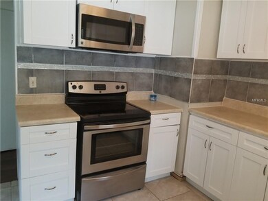 Updated kitchen - new large spacious cabinets, cla
