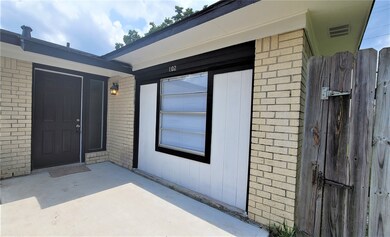 102 Mary Ann Dr, Friendswood, TX 77546 - photo 4