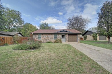 812 W Smith St, Cleburne, TX 76033 - photo 2