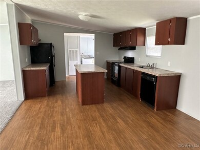 Large kitchen w/Island, refrigerator, stove and di