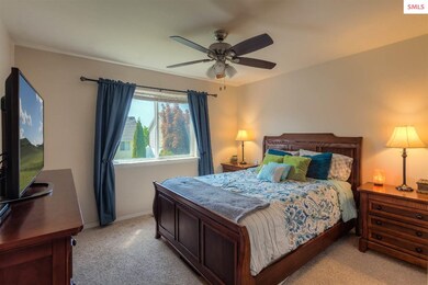 Light & Bright w/Ceiling fan & Double closet, ensu