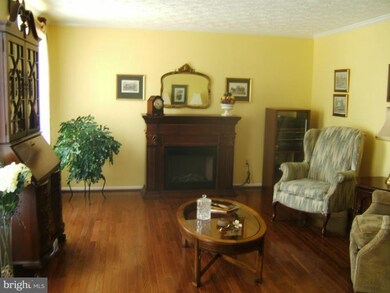 8487 Middle Run Dr, Springfield, VA 22153 - photo 3