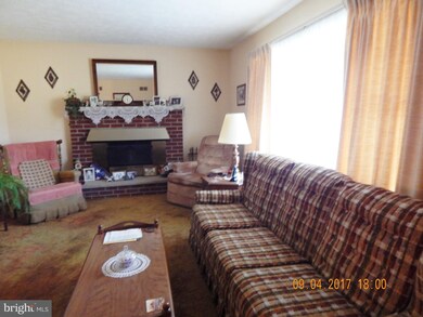 626 Winchester St, Paw Paw, WV 25434 - photo 4