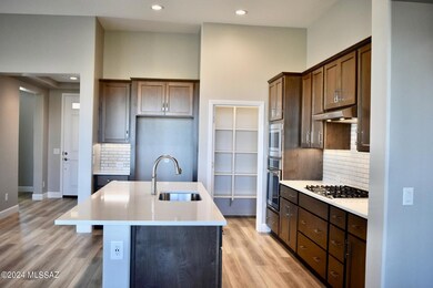 UN35B L109 Kitchen 1