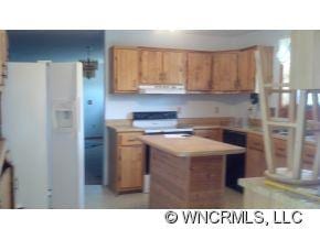 Big kitchen w/ island