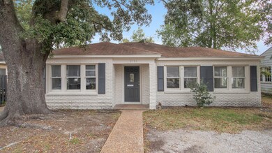 2704 & 2706 Pine Ave-101