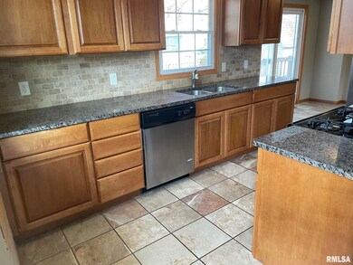 2806 W 47th St, Davenport, IA 52806 - photo 5