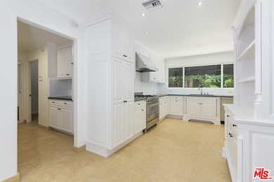 1013 Laurel Way, Beverly Hills, CA 90210 - photo 5