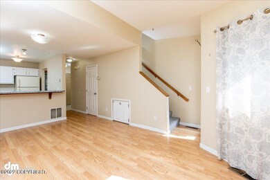 05-Living Room 20220525-DW-4042