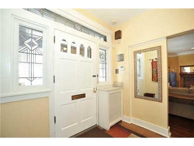 Entry/Foyer.