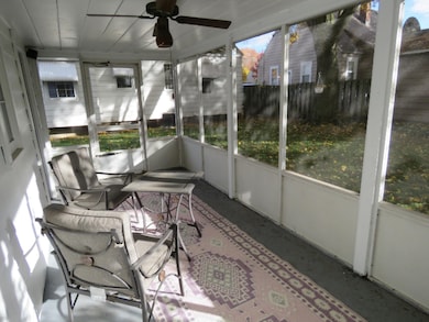 screened porch to front
