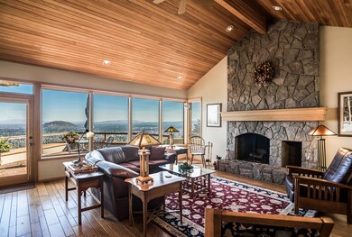 07-Vaulted Great Room with Views
