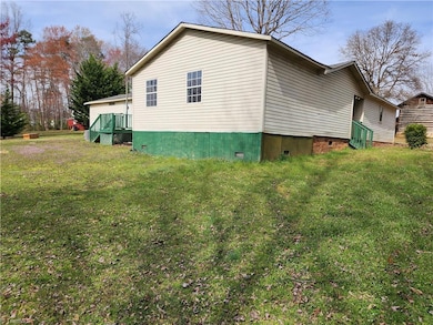 1055 Zack Dr, Pilot Mountain, NC 27041 - photo 3