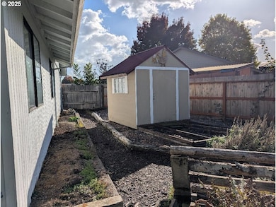 311 SW Jasmine Ct, McMinnville, OR 97128 - photo 6