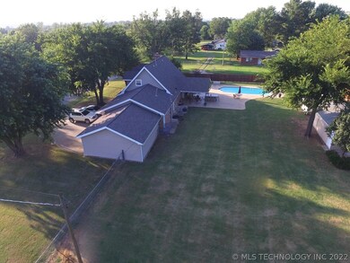 1112 N 6th St, Henryetta, OK 74437 - photo 4