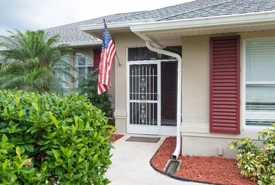 Screened entry..enjoy the breezes