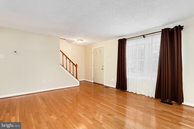 8661 Bent Arrow Ct, Springfield, VA 22153 - photo 3