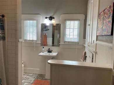 613 W Chambers St, Cleburne, TX 76033 - photo 6