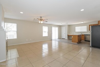002-photo-living-room-11641137