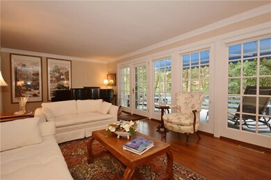 Large bright Living Room with wall of windows & Fr