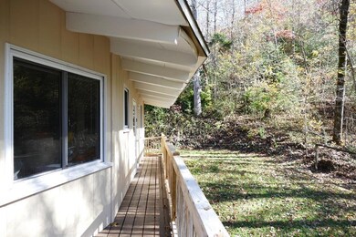 Easy laying yard, deck goes all the way around the