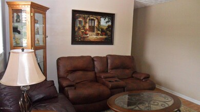 2620 Lourdes Dr W, Jacksonville, FL 32210 - photo 4