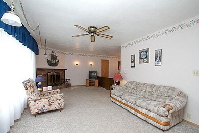 Large Living Room w/ Large Bay Windows