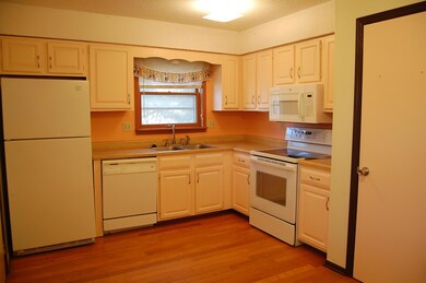 Bright Kitchen w/new appliances