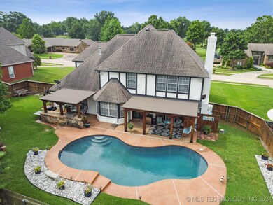 View Lovely (Dripline) Landscape, Cool Decking sur