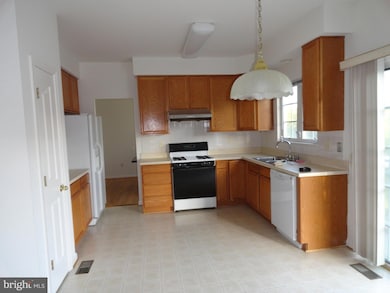 8708 Hidden Pool Ct, Laurel, MD 20723 - photo 4