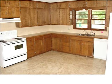 HUGE KITCHEN! Tons of storage!