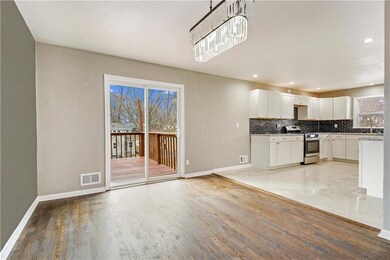 Dining into kitchen, from entry
