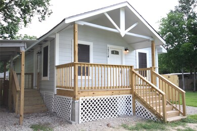 1714 W Lang St, Alvin, TX 77511 - photo 2