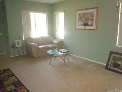 LARGE LIVING ROOM TO ENTERTAIN OPENS TO FORMAL DIN